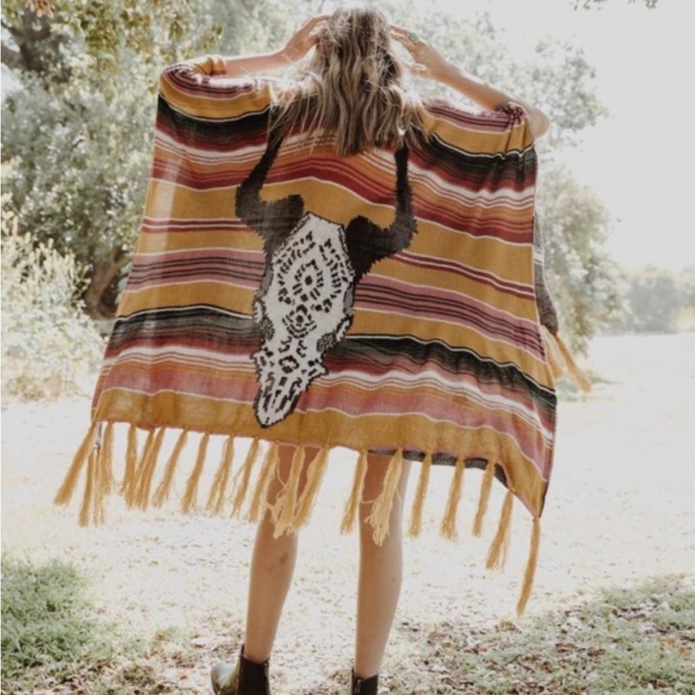 👉 Bohemian Cow Serape Women’s Lightweight Ruana